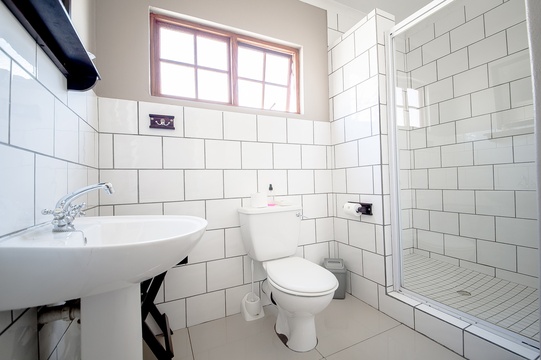 The twin bed chalets have very neat tiled bathrooms with showers.